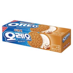 Oreo Cinnamon Bun! Questi biscotti in edizione speciale presentano la classica croccantezza Oreo con un ripieno cremoso al gusto di cinnamon bun. Ogni morso regala il sapore caldo e confortante di una fresca cinnamon bun in un divertente biscotto. Perfetti con il latte, come spuntino o da condividere con gli amici, i biscotti Oreo Cinnamon Bun trasformano ogni spuntino in una delizia alla cannella!