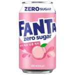 Fanta White Peach Zero Sugar Korea è un gusto esclusivo e unico di Fanta Korea con aroma di pesca bianca senza zucchero. Questa Fanta è realizzata con il succo delle pesca bianche più saporite, risultando nella perfetta combinazione di dolce e rinfrescante.