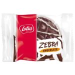 Lotus Zebra Chocolate 38,5g. Il Lotus Zebra Chocolate è una torta fresca con un ripieno di marmellata d'arancia e una glassa al cioccolato fondente. Gustate questa torta soffice da sola, con un caffè o un tè aromatico pomeridiano, o come dessert.