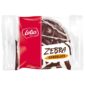 Lotus Zebra Chocolate 38,5g. Il Lotus Zebra Chocolate è una torta fresca con un ripieno di marmellata d'arancia e una glassa al cioccolato fondente. Gustate questa torta soffice da sola, con un caffè o un tè aromatico pomeridiano, o come dessert.