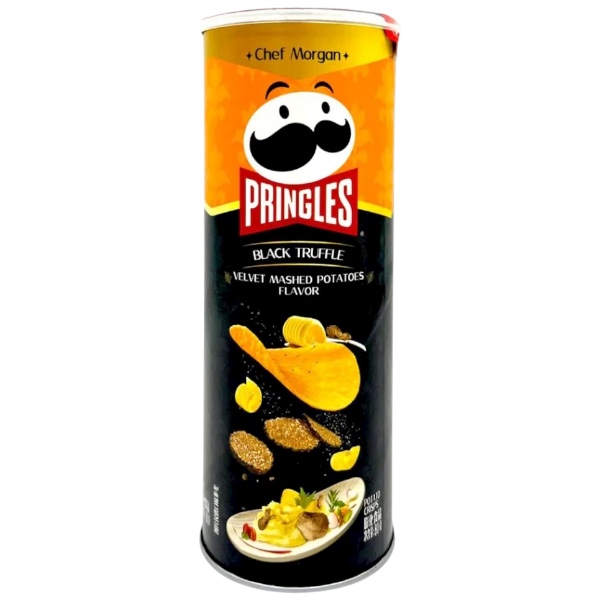 Pringles Black Truffle Velvet Mashed Potatoes Flavour da 80 gr. Scopri le Pringles – Chef Morgan Edition, un’edizione speciale che eleva lo snack a un’esperienza gourmet. Il profumo intenso del tartufo nero incontra la morbidezza del purè di patate, creando un equilibrio perfetto tra lusso e comfort food, racchiuso nella croccantezza unica delle Pringles. Ogni chip regala un gusto ricco e raffinato, ideale per un aperitivo esclusivo o una pausa di puro piacere. Grazie alla collaborazione con Chef Morgan, nasce uno snack che fonde creatività culinaria e semplicità quotidiana. Un piccolo capolavoro pronto a trasformare ogni momento in un rituale di gusto. 