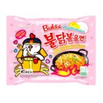 I Buldak Carbonara Hot Chicken Flavour Noodle sono la scelta perfetta per chi cerca un piatto veloce e gustoso. Basta cuocerli per pochi minuti per un pasto completo e appagante. La confezione contiene tutto il necessario per preparare questi noodles cremosi e piccanti, perfetti per un pranzo veloce o una cena informale.