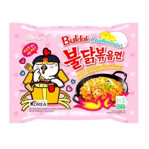 I Buldak Carbonara Hot Chicken Flavour Noodle sono la scelta perfetta per chi cerca un piatto veloce e gustoso. Basta cuocerli per pochi minuti per un pasto completo e appagante. La confezione contiene tutto il necessario per preparare questi noodles cremosi e piccanti, perfetti per un pranzo veloce o una cena informale.