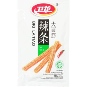 WeiLong Da Latiao Chinese Snack, lo snack piccante di grano, delizierà gli amanti dei sapori decisi. Tradizionale street food cinese, questi bastoncini croccanti uniscono la deliziosa consistenza del grano a un mix di spezie e peperoncino per un calore avvolgente e irresistibile. Perfetti come spuntino in qualsiasi momento della giornata, per accompagnare una bevanda fresca o per aggiungere un tocco piccante ai vostri aperitivi.