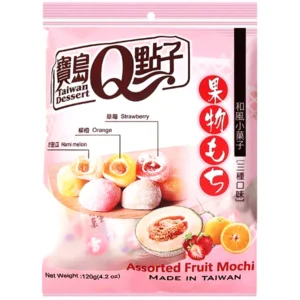 Q Brand Assorted Fruit Mochi 120 gr. I mochi sono delle tortine di riso fatte di riso glutinoso, o di riso dolce. Si tratta di un alimento comune nella cucina giapponese, ed è spesso servita per celebrare il nuovo anno. Questa versione è una delle più buone in assoluto, con un dolcissimo ripieno alla frutta. (Fragola, Melone e Arancia).