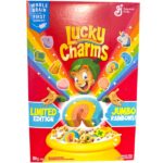 Rendi le mattine più magiche con i Lucky Charms Limited Edition Jumbo Rainbows! Questa edizione speciale include enormi marshmallow a forma di arcobaleno, insieme ai classici cuori, stelle, quadrifogli, lune blu, unicorni e palloncini rossi. Senza glutine, ricchi di vitamine, calcio e 19 g di cereali integrali per porzione. Magicamente deliziosi! ✨