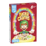 Rendi le mattine più magiche con i Lucky Charms da 300 gr. Questa confezione include enormi marshmallow a forma di arcobaleno, insieme ai classici cuori, stelle, quadrifogli, lune blu, unicorni e palloncini rossi. Senza glutine, ricchi di vitamine, calcio e 19 g di cereali integrali per porzione. Magicamente deliziosi! ✨