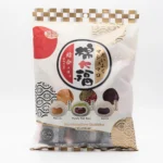 Royal Family Mashmallow Daifuku Mini Mochi Mix 250g. I mochi sono dolcetti tipici della tradizione culinaria asiatica dalla forma sferica e dalla consistenza quasi gommosa. In questa  busta li troverai ai gusti di sesamo, nocciolina americana e fagiolo rosso. Tutti i dolcetti sono incartati singolarmente per preservare la freschezza. Fatti conquistare dai sapori asiatici e addenta uno di questi dolcetti!