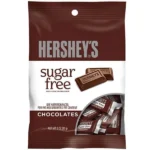 Hershey's Milk Chocolate Sugar Free da 85 gr. C'è felicità, e poi c'è felicità Hershey's. Realizzate con il delizioso cioccolato che è un classico da decenni, le barrette di cioccolato Hershey Zero Zucchero rendono la vita più deliziosa anche con restrizioni dietetiche. Queste caramelle senza zucchero sono la delizia perfetta per innumerevoli occasioni speciali e quotidiane. Tienine una busta a portata di mano per gli ospiti e conservane un po' in dispensa per uno spuntino comodo quando ne hai voglia. Presentati alla serata cinema con le barrette Hershey's senza zucchero per accontentare tutti, compresi coloro che seguono diete a basso o nullo contenuto di zucchero. Dolcificanti: Maltitolo e Poliglucitolo