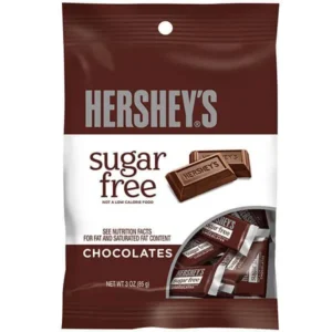 Hershey's Milk Chocolate Sugar Free da 85 gr. C'è felicità, e poi c'è felicità Hershey's. Realizzate con il delizioso cioccolato che è un classico da decenni, le barrette di cioccolato Hershey Zero Zucchero rendono la vita più deliziosa anche con restrizioni dietetiche. Queste caramelle senza zucchero sono la delizia perfetta per innumerevoli occasioni speciali e quotidiane. Tienine una busta a portata di mano per gli ospiti e conservane un po' in dispensa per uno spuntino comodo quando ne hai voglia. Presentati alla serata cinema con le barrette Hershey's senza zucchero per accontentare tutti, compresi coloro che seguono diete a basso o nullo contenuto di zucchero. Dolcificanti: Maltitolo e Poliglucitolo