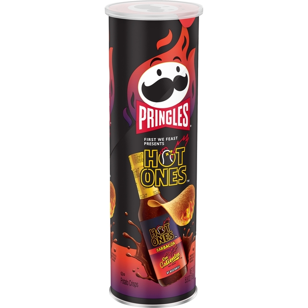 Pringles Hot Ones Los Calientes Barbacoa Le Pringles Hot Ones Los Calientes Barbacoa nascono dalla collaborazione con la famosa serie Hot Ones, portando tutto il sapore affumicato e piccante del barbecue in una patatina croccante e irresistibile. Ogni morso racchiude un mix audace di peperoncini, lime e spezie affumicate, per un gusto intenso e travolgente. Perfette per chi ama le sfide piccanti e vuole un’esperienza da veri amanti del fuoco!