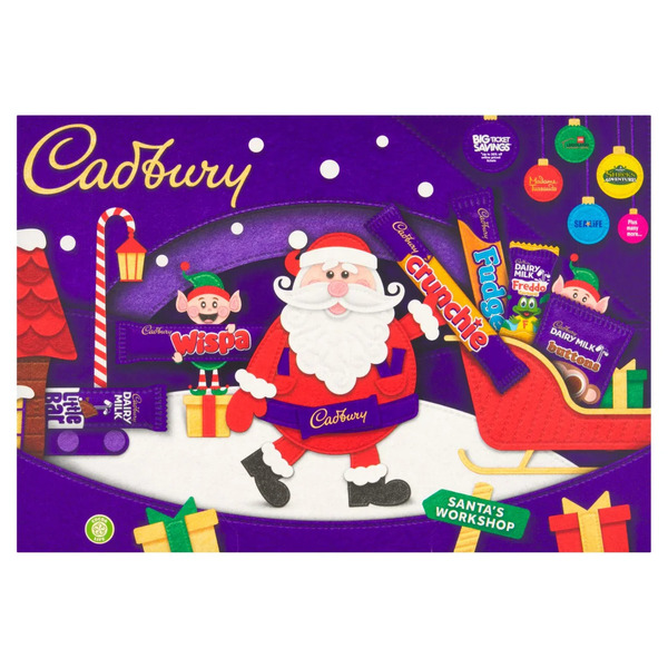 Cadbury Chocolate Christmas Selection Box da 125 gr. Scopri la magia del Natale con la Cadbury Chocolate Christmas Selection Box 125g! Una deliziosa confezione regalo che racchiude le barrette più amate: Dairy Milk, Wispa, Crunchie, Double Decker e Fudge. Un mix perfetto di cioccolato al latte, caramello e croccantezza, ideale da regalare o gustare in compagnia. Perfetta per riempire le calze natalizie o per un dolce momento festivo. Un classico del Natale, firmato Cadbury! ✨