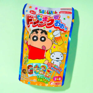 Crayon Shinchan Caramelle gommose Cola da 56 gr. Le caramelle gommose Crayon Shinchan x Choctim al gusto Cola uniscono la morbidezza alla freschezza frizzante della bevanda più amata. Ogni confezione da 56 g contiene 14 pezzi dolci e masticabili. In più, all’interno è incluso un divertente sticker/puzzle da collezione con i personaggi di Shinchan, perfetto per fan e collezionisti.
