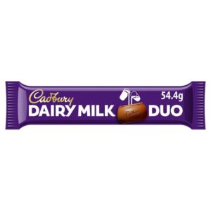 Cadbury Dairy milk Duo da 45 gr. Deliziosa Cadbury Dairy Milk Duo 45 g, la classica tavoletta di cioccolato al latte inglese amata in tutto il mondo. Cadbury Dairy Milk Duo è la versione “double” della celebre tavoletta al latte Cadbury. La particolarità sta nel formato: una barretta divisa in due porzioni separate, ideale da condividere o da consumare in momenti diversi della giornata.