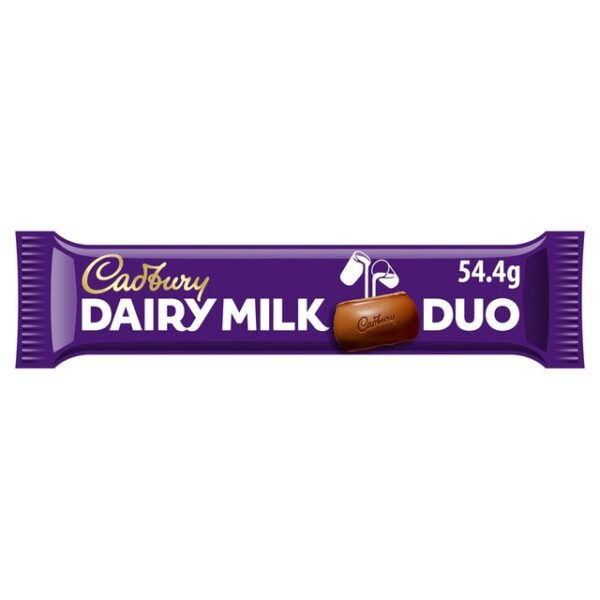 Cadbury Dairy milk Duo Cadbury Dairy milk Duo da 45 gr. Deliziosa Cadbury Dairy Milk Duo 45 g, la classica tavoletta di cioccolato al latte inglese amata in tutto il mondo. Cadbury Dairy Milk Duo è la versione “double” della celebre tavoletta al latte Cadbury. La particolarità sta nel formato: una barretta divisa in due porzioni separate, ideale da condividere o da consumare in momenti diversi della giornata.