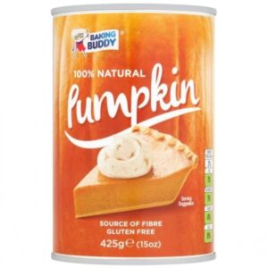 Baking Buddy 100% Natural Pumpkin Puree Tin da 425 gr. Il puree di zucca è l'ingrediente principale del tradizionale dessert del Ringraziamento, la torta di zucca. La torta di zucca, sempre servita dopo il pranzo del Ringraziamento, è composta da un ripieno di zucca cremoso e morbido al gusto di cannella, addolcito con zucchero di canna e cotto in una crosta sfogliata. Deliziosa servita con una cucchiaiata di soffice panna montata. Nessun Ringraziamento è completo senza una fetta di torta di zucca. Il puree può essere preparata in casa, ma è molto più comune usare la purea in scatola per la torta di zucca. Il puree in lattina è un ingrediente essenziale e utile per molte ricette, sia per le feste che per il tempo libero. Perfetta per preparare risotti cremosi, pane o muffin alla zucca e persino gnocchi alla zucca. Contenente solo zucca al 100%, la purea di zucca Baking Buddy è ideale per cucinare e cuocere al forno. È senza glutine, a basso contenuto di sale, ricca di fibre e adatta ai vegetariani. Ogni Baking Buddy 100% Natural Pumpkin Puree Tin da 425 gr contiene circa 8 porzioni.