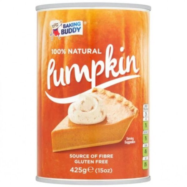 Baking Buddy 100% Natural Pumpkin Puree Tin da 425 gr. Il puree di zucca è l'ingrediente principale del tradizionale dessert del Ringraziamento, la torta di zucca. La torta di zucca, sempre servita dopo il pranzo del Ringraziamento, è composta da un ripieno di zucca cremoso e morbido al gusto di cannella, addolcito con zucchero di canna e cotto in una crosta sfogliata. Deliziosa servita con una cucchiaiata di soffice panna montata. Nessun Ringraziamento è completo senza una fetta di torta di zucca. Il puree può essere preparata in casa, ma è molto più comune usare la purea in scatola per la torta di zucca. Il puree in lattina è un ingrediente essenziale e utile per molte ricette, sia per le feste che per il tempo libero. Perfetta per preparare risotti cremosi, pane o muffin alla zucca e persino gnocchi alla zucca. Contenente solo zucca al 100%, la purea di zucca Baking Buddy è ideale per cucinare e cuocere al forno. È senza glutine, a basso contenuto di sale, ricca di fibre e adatta ai vegetariani. Ogni Baking Buddy 100% Natural Pumpkin Puree Tin da 425 gr contiene circa 8 porzioni.
