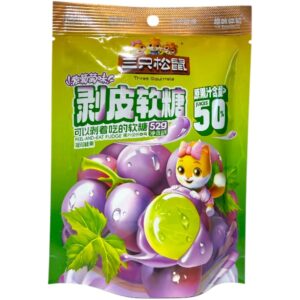 Three Squirrels Caramelle gommose uva sbucciabile 52 g.Le gommose all’uva Three Squirrels “peel-and-eat” offrono un’esperienza divertente: ogni caramella si sbuccia come un frutto, rivelando un cuore morbido e fruttato. Realizzate con il 50% di succo d’uva, hanno un gusto intenso e autentico. Perfette per uno snack originale e creativo da condividere o collezionare.