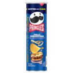 Pringles Philly Cheesesteak da 158 gr. Sono patatine al gusto di carne e formaggio. Queste Pringles sono ispirate al famoso panino Philly Cheesesteak e combinano perfettamente il sapore succulento della carne con il cremoso gusto del formaggio, offrendo un'esperienza gustativa unica. Una volta assaggiate, non potrai più farne a meno.