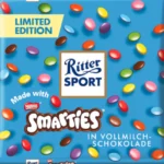 Ritter Sport Smarties al Cioccolato Al Latte. Il successo al cioccolato degli anni '90 è tornato. Ricordate il delizioso cioccolato al latte Ritter Sport Smarties? Ora potete finalmente gustare di nuovo questa deliziosa tavoletta. Preparatevi a un sogno di finissimo cioccolato al latte, impreziosito da croccanti Smarties. Le gocce di cioccolato colorate trasformano questa delizia in una delizia colorata e croccante.