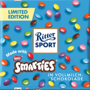 Ritter Sport Smarties al Cioccolato Al Latte. Il successo al cioccolato degli anni '90 è tornato. Ricordate il delizioso cioccolato al latte Ritter Sport Smarties? Ora potete finalmente gustare di nuovo questa deliziosa tavoletta. Preparatevi a un sogno di finissimo cioccolato al latte, impreziosito da croccanti Smarties. Le gocce di cioccolato colorate trasformano questa delizia in una delizia colorata e croccante.