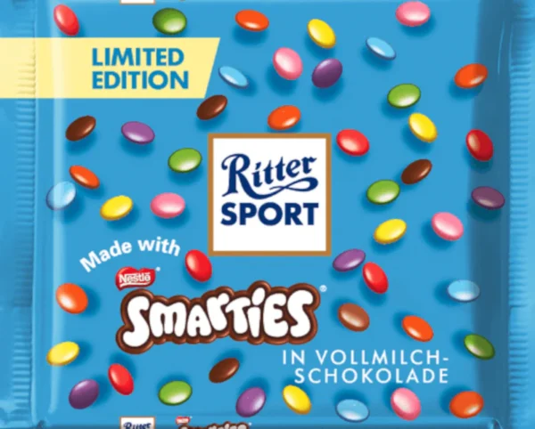 Ritter Sport Smarties al Cioccolato Al Latte. Il successo al cioccolato degli anni '90 è tornato. Ricordate il delizioso cioccolato al latte Ritter Sport Smarties? Ora potete finalmente gustare di nuovo questa deliziosa tavoletta. Preparatevi a un sogno di finissimo cioccolato al latte, impreziosito da croccanti Smarties. Le gocce di cioccolato colorate trasformano questa delizia in una delizia colorata e croccante.