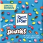 Ritter Sport Smarties al Cioccolato Al Latte. Il successo al cioccolato degli anni '90 è tornato. Ricordate il delizioso cioccolato al latte Ritter Sport Smarties? Ora potete finalmente gustare di nuovo questa deliziosa tavoletta. Preparatevi a un sogno di finissimo cioccolato al latte, impreziosito da croccanti Smarties. Le gocce di cioccolato colorate trasformano questa delizia in una delizia colorata e croccante.