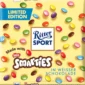 Ritter Sport Smarties al Cioccolato Bianco. Il successo al cioccolato degli anni '90 è tornato. Ricordate il delizioso cioccolato al latte Ritter Sport Smarties? Ora potete finalmente gustare di nuovo questa deliziosa tavoletta. Preparatevi a un sogno di finissimo cioccolato al latte, impreziosito da croccanti Smarties. Le gocce di cioccolato colorate trasformano questa delizia in una delizia colorata e croccante. Questa nuova edizione limitata tanto richiesta fa un grande ritorno SI, ma solamente per un tempo MOLTO LIMITATO.