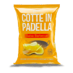 Cotte in Padella Salsa Barbecue da 12o gr. Le Patatine Cotte in Padella Salsa Barbecue 120 g conquistano con il loro gusto deciso e affumicato. Croccanti, dorate e saporite, sprigionano note dolci e speziate tipiche del barbecue americano. Perfette per aperitivi, snack tra amici o per accompagnare piatti dal sapore intenso. ✨