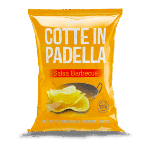 Cotte in Padella Salsa Barbecue da 12o gr. Le Patatine Cotte in Padella Salsa Barbecue 120 g conquistano con il loro gusto deciso e affumicato. Croccanti, dorate e saporite, sprigionano note dolci e speziate tipiche del barbecue americano. Perfette per aperitivi, snack tra amici o per accompagnare piatti dal sapore intenso. ✨