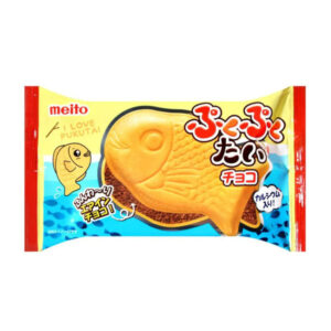 Meito Pukupuku Fish Chocolate da 16 gr. Merendina giapponese a forma di pesciolino: wafer croccante ripieno di soffice crema al cioccolato. Divertente e golosa, perfetta per una pausa dolce. La Meito Pukupuku Fish Chocolate è una merendina tipica giapponese che unisce originalità e gusto. Si presenta come un simpatico pesciolino di wafer croccante, al cui interno nasconde una delicata crema al cioccolato dalla consistenza leggera e avvolgente.