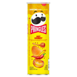 Pringles Hot Honey 156 gr. Le Pringles Hot Honey 158 g combinano la dolcezza del miele con un tocco deciso di piccantezza per uno snack sorprendente e irresistibile. Ogni patatina racchiude un perfetto equilibrio tra dolce e speziato, con il gusto unico del miele che si fonde alla nota calda del peperoncino. Il risultato è un’esplosione di sapore croccante, intensa e avvolgente, ideale per chi ama gli snack con carattere. Perfette per un aperitivo, una pausa sfiziosa o per dare un twist audace al tuo momento snack. ️