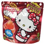 Hello Kitty Fruit Gummies 40g – Caramelle Gommose alla Fragola. Gommose fruttate super morbide con packaging Hello Kitty. Colorate, dolci e divertenti, perfette per grandi e piccoli fan del mondo Sanrio. Hello Kitty Fruit Gummies sono caramelle gommose alla fragola racchiuse in una confezione irresistibile dedicata al personaggio più amato di Sanrio. Ogni bustina contiene gummies morbide e profumate, dal gusto dolce e fruttato, ideali come snack veloce, regalo kawaii o prodotto da collezione.