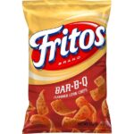 Fritos BBQ Flavour 50 gr. Scopri l’intensità delle Fritos BBQ Flavour, le iconiche chips di mais dal carattere deciso e dal gusto affumicato irresistibile. Croccanti, saporite e perfettamente condite, sono lo snack ideale per chi ama i sapori americani autentici. Ottime da gustare durante una serata film, in compagnia o quando vuoi concederti qualcosa di davvero sfizioso. Ogni morso sprigiona un mix equilibrato di dolce e affumicato che conquista subito. Se cerchi uno snack diverso dal solito, le Fritos BBQ sono la scelta giusta.