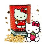 Hello Kitty Choco Biscuit with Lava Filling 40 gr. Hello Kitty Choco Biscuit with Lava Filling sono fragranti biscotti al cacao con cuore morbido e cremoso di cioccolato. Un dolce perfetto per i fan di Hello Kitty e per gli amanti dei dessert al cioccolato. Confezione rigida con grafica Sanrio, ideale anche come idea regalo o gadget kawaii.