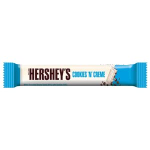 La Hershey’s Cookies ’n’ Creme da 15 g è la versione mini del famoso cioccolato bianco con granelli di biscotto croccante firmato Hershey’s. Un mix perfetto di dolcezza e croccantezza: la cremosità del cioccolato bianco si unisce al sapore intenso del cacao in piccoli frammenti di biscotto, creando una texture unica e golosa.