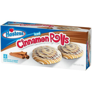 Porta a casa un classico degli snack americani: Hostess Cinnamon Rolls box da 6 pezzi. Ogni rotolino è avvolto nella dolcezza della cannella e ricoperto da una glassa zuccherata, pronto da gustare in ogni momento della giornata. Ideale per colazione o pausa snack, questa confezione singola offre comodità e bontà. Fai spazio nella credenza: un piccolo piacere tutto da mordere.