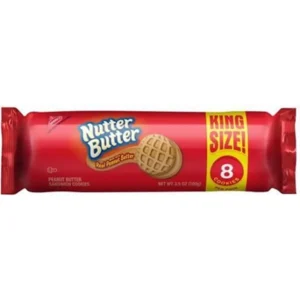 Nutter Butter King Size è il formato maxi dei celebri biscotti americani al burro di arachidi. La confezione contiene 8 biscotti, caratterizzati dalla classica forma che ricorda una nocciolina e da una consistenza croccante che racchiude una morbida crema al peanut butter.