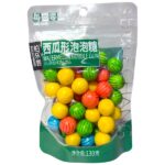 Watermelon Bubble Gum da 130 gr. Golosissime biglie di gomma da masticare al gusto anguria! Colorate, divertenti e con l’inconfondibile profumo estivo del cocomero .Confezione richiudibile da 130 g perfetta da condividere o per i distributori automatici. Le Bolechang Watermelon Bubble Gum sono palline di gomma da masticare dal gusto fresco e dolce di anguria. Morbide al morso, colorate e super aromatiche, sono ideali per chi ama le bubble gum classiche ma con un tocco tropicale. La confezione richiudibile mantiene tutta la freschezza e il profumo originale, perfetta per feste, distributori o semplicemente per avere sempre una scorta di chewing gum fruttato a portata di mano.