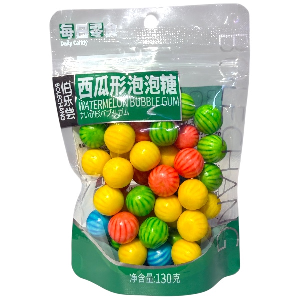 Watermelon Bubble Gum da 130 gr. Golosissime biglie di gomma da masticare al gusto anguria! Colorate, divertenti e con l’inconfondibile profumo estivo del cocomero .Confezione richiudibile da 130 g perfetta da condividere o per i distributori automatici. Le Bolechang Watermelon Bubble Gum sono palline di gomma da masticare dal gusto fresco e dolce di anguria. Morbide al morso, colorate e super aromatiche, sono ideali per chi ama le bubble gum classiche ma con un tocco tropicale. La confezione richiudibile mantiene tutta la freschezza e il profumo originale, perfetta per feste, distributori o semplicemente per avere sempre una scorta di chewing gum fruttato a portata di mano.