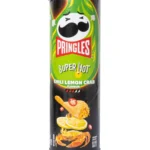 Pringles Super Hot Chili Lemon Crab 110 gr. Pringles asiatiche super spicy al gusto granchio, chili e limone. Intense, agrumate e ultra saporite. Pringles Super Hot Chili Lemon Crab è una delle varianti asiatiche più estreme e particolari della linea Pringles. Il gusto combina il sapore ricco del granchio con peperoncino piccante e una nota fresca di limone, creando uno snack intenso e completamente diverso dalle classiche chips europee.