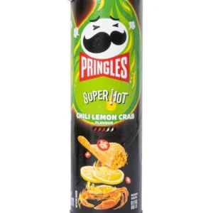 Pringles Super Hot Chili Lemon Crab 110 gr. Pringles asiatiche super spicy al gusto granchio, chili e limone. Intense, agrumate e ultra saporite. Pringles Super Hot Chili Lemon Crab è una delle varianti asiatiche più estreme e particolari della linea Pringles. Il gusto combina il sapore ricco del granchio con peperoncino piccante e una nota fresca di limone, creando uno snack intenso e completamente diverso dalle classiche chips europee.