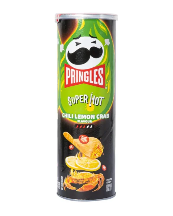 Pringles Super Hot Chili Lemon Crab 110 gr. Pringles asiatiche super spicy al gusto granchio, chili e limone. Intense, agrumate e ultra saporite. Pringles Super Hot Chili Lemon Crab è una delle varianti asiatiche più estreme e particolari della linea Pringles. Il gusto combina il sapore ricco del granchio con peperoncino piccante e una nota fresca di limone, creando uno snack intenso e completamente diverso dalle classiche chips europee.