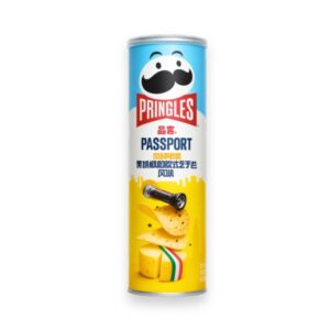 Pringles Italian Style potato chips with parmesan and black pepper flavor da 110 gr. Snack in tubo – patatine a base di patate, aromatizzate con pepe nero e formaggio Parmigiano in stile italiano. Perfette per uno snack gustoso e conviviale.