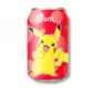 QDOL Pokémon Pikachu Strawberry Soda 330. ml. Bevanda frizzante QDOL Pokémon in edizione Pikachu rossa, gusto fragola frizzante ⚡.La QDOL Pikachu Strawberry Soda è una bevanda asiatica dal gusto dolce e frizzante di fragola. Perfetta da gustare ghiacciata o da collezionare per la grafica iconica di Pikachu. Fa parte della serie limitata di drink Pokémon distribuiti in Asia!