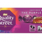 Quality Street The Purple One 87 gr. Scopri la magia del cioccolato Quality Street in una nuova veste: la barretta “Inspired by The Purple One” racchiude tutto il gusto dell’iconico cioccolatino viola in formato snack. Sotto uno strato di finissimo cioccolato al latte si nasconde un cuore di caramello vellutato e una nocciola intera, per una combinazione perfetta tra dolcezza e croccantezza.
