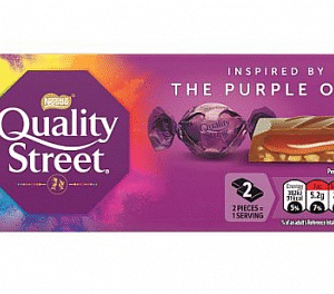 Quality Street The Purple One 87 gr. Scopri la magia del cioccolato Quality Street in una nuova veste: la barretta “Inspired by The Purple One” racchiude tutto il gusto dell’iconico cioccolatino viola in formato snack. Sotto uno strato di finissimo cioccolato al latte si nasconde un cuore di caramello vellutato e una nocciola intera, per una combinazione perfetta tra dolcezza e croccantezza.
