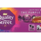 Quality Street The Purple One 87 gr. Scopri la magia del cioccolato Quality Street in una nuova veste: la barretta “Inspired by The Purple One” racchiude tutto il gusto dell’iconico cioccolatino viola in formato snack. Sotto uno strato di finissimo cioccolato al latte si nasconde un cuore di caramello vellutato e una nocciola intera, per una combinazione perfetta tra dolcezza e croccantezza.