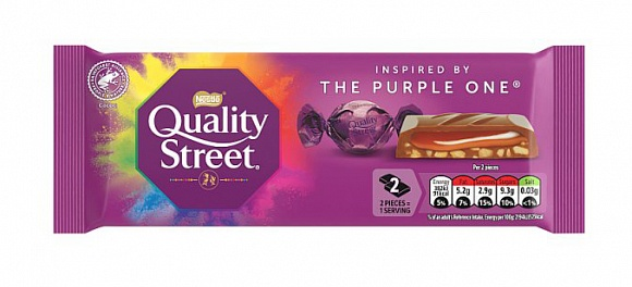 Quality Street The Purple One Quality Street The Purple One 87 gr. Scopri la magia del cioccolato Quality Street in una nuova veste: la barretta “Inspired by The Purple One” racchiude tutto il gusto dell’iconico cioccolatino viola in formato snack. Sotto uno strato di finissimo cioccolato al latte si nasconde un cuore di caramello vellutato e una nocciola intera, per una combinazione perfetta tra dolcezza e croccantezza.
