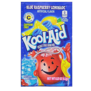 Scopri il gusto esplosivo di Kool-Aid Blue Raspberry Lemonade! 💙🍋 Un mix in polvere americano che unisce il gusto dolce e fruttato del lampone blu alle note fresche e agrumate della limonata. Basta aggiungerlo all'acqua per preparare una bevanda colorata e super rinfrescante!